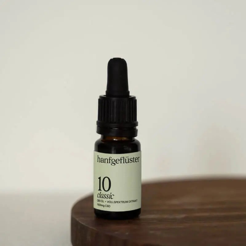 Hanfgflüster 10% Classic Hanföl auf Holztisch